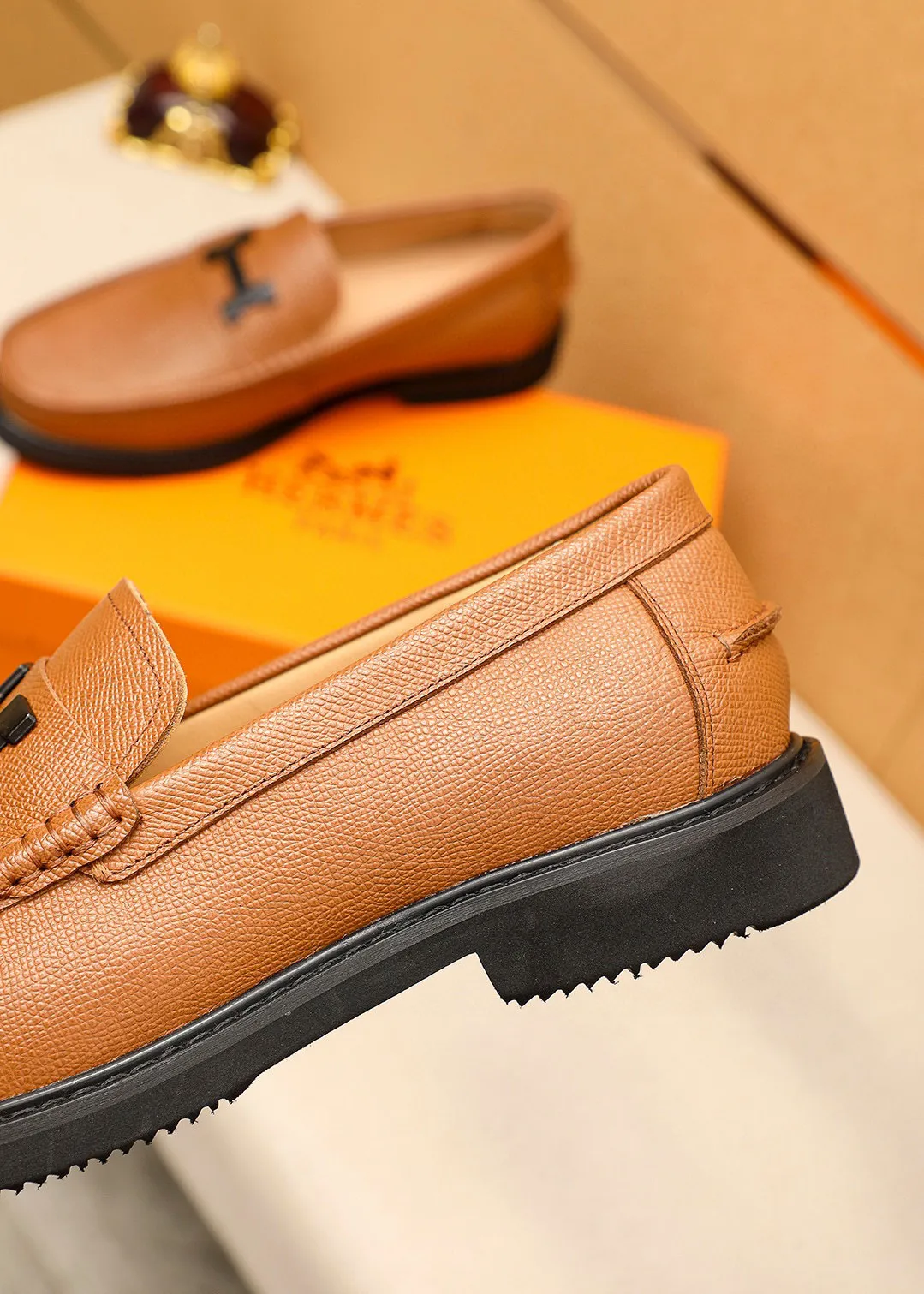 Men's shoes 💰460 💐 Product trademark: HERMES "Hermès" casual leather shoes Regular size: 39-44 (38.45🉑️customized) Product materials: Selected imported first-layer cross-grain cowhide upper + luxury hardware buckle, imported water-dyed cowhide lining. Strong three-dimensional visual effect, non-slip and wear-resistant rubber outsole Color: 4⃣️colors available